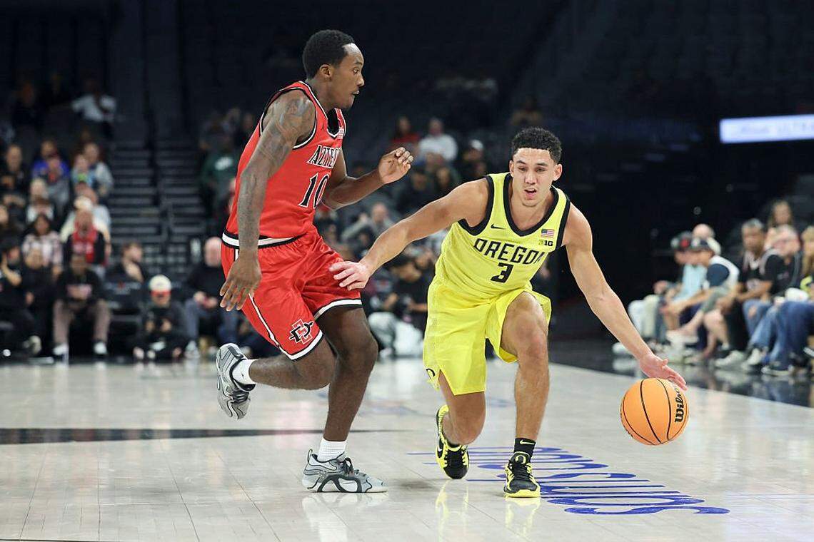 LAS VEGAS, NEVADA - NOVEMBER 25: Jackson Shelstad #3 of the Oregon Ducks drives against BJ Davis #10 of the San Diego State Aztecs in the first half of a Players Era Championship basketball tournament game at Michelob ULTRA Arena on November 24, 2025 in Las Vegas, Nevada. (Photo by Ian Maule/Getty Images)