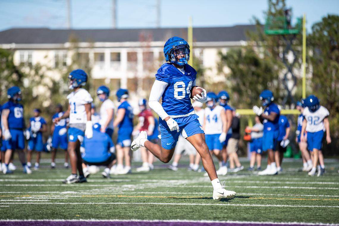 Kentucky tight end Izayah Cummings puts in work this week as the Wildcats prepared for Saturday’s Citrus Bowl game in Orlando, Fla. Cummings could play a key role with two of UK’s top wide receivers sidelined by injuries.