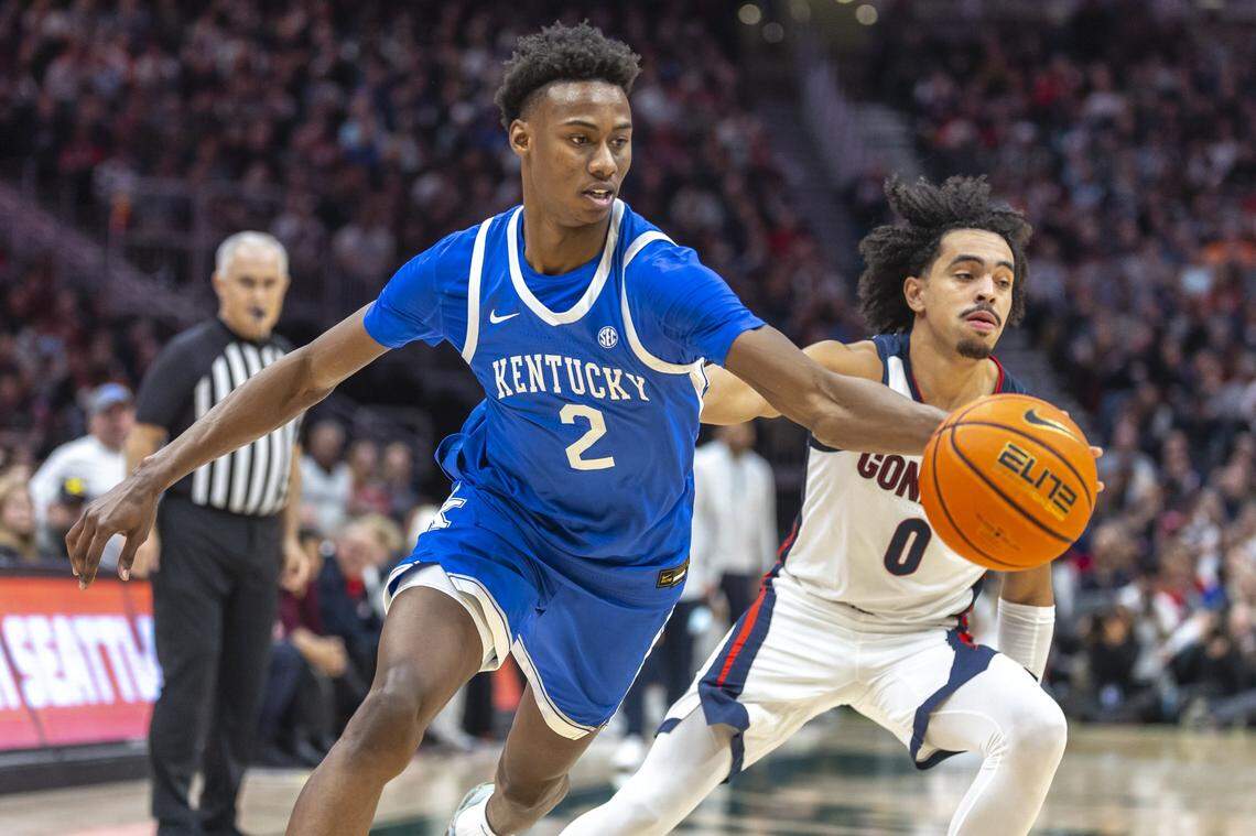 Kentucky’s Jaxson Robinson (2) drives past Gonzaga’s Ryan Nembhard (0) during Saturday night’s “Battle in Seattle.” Robinson, who was forced to close out the game playing point guard because of injuries to others, scored 18 points.