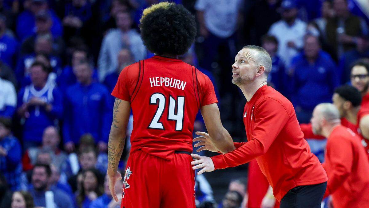 Louisville head coach Pat Kelsey talks with guard Chucky Hepburn during Saturday’s loss to Kentucky at Rupp Arena.