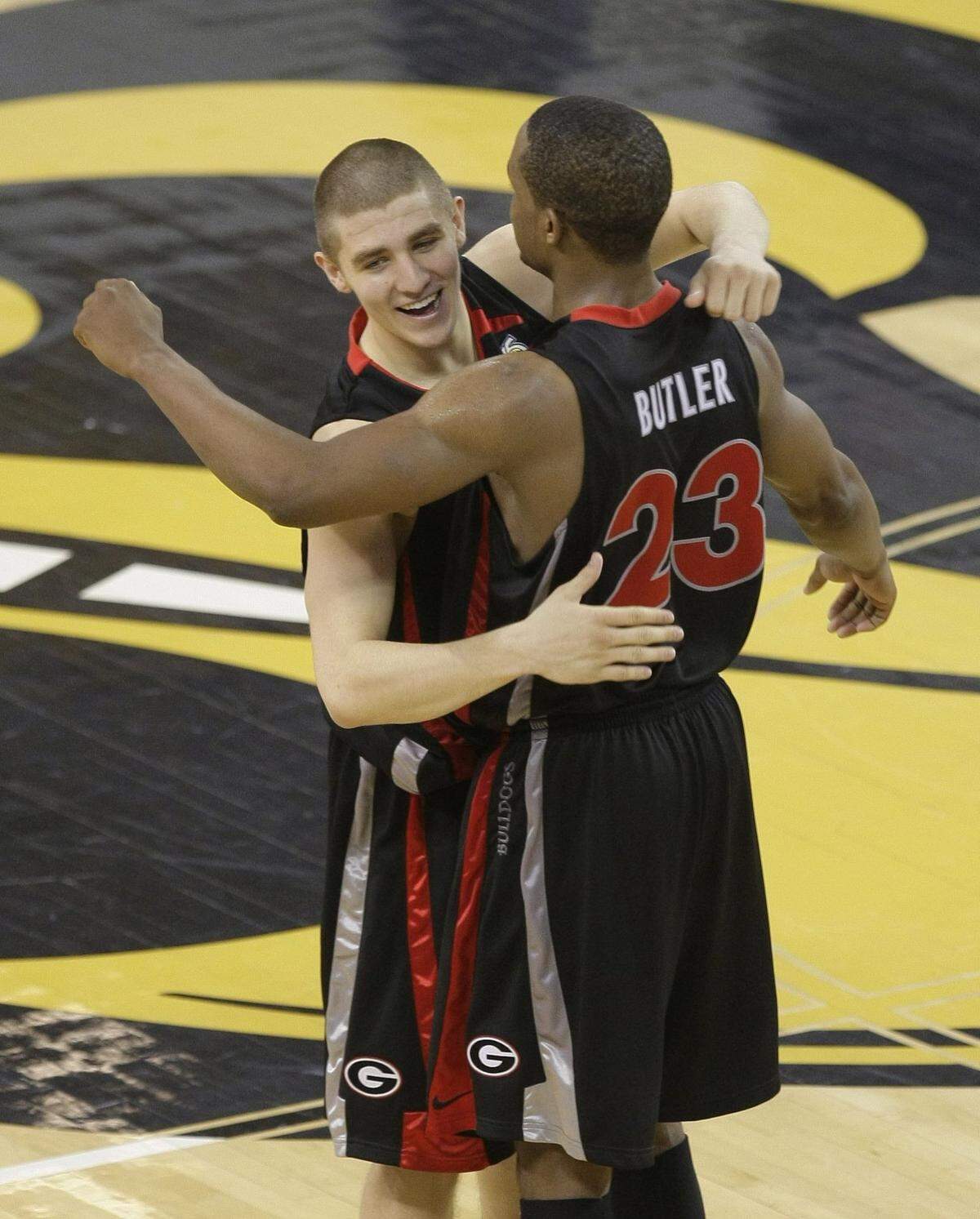 Georgia’s Zac Swansey got a hug from Corey Butler after Swansey’s three-pointer eliminated Kentucky from the SEC Tournament in 2008.