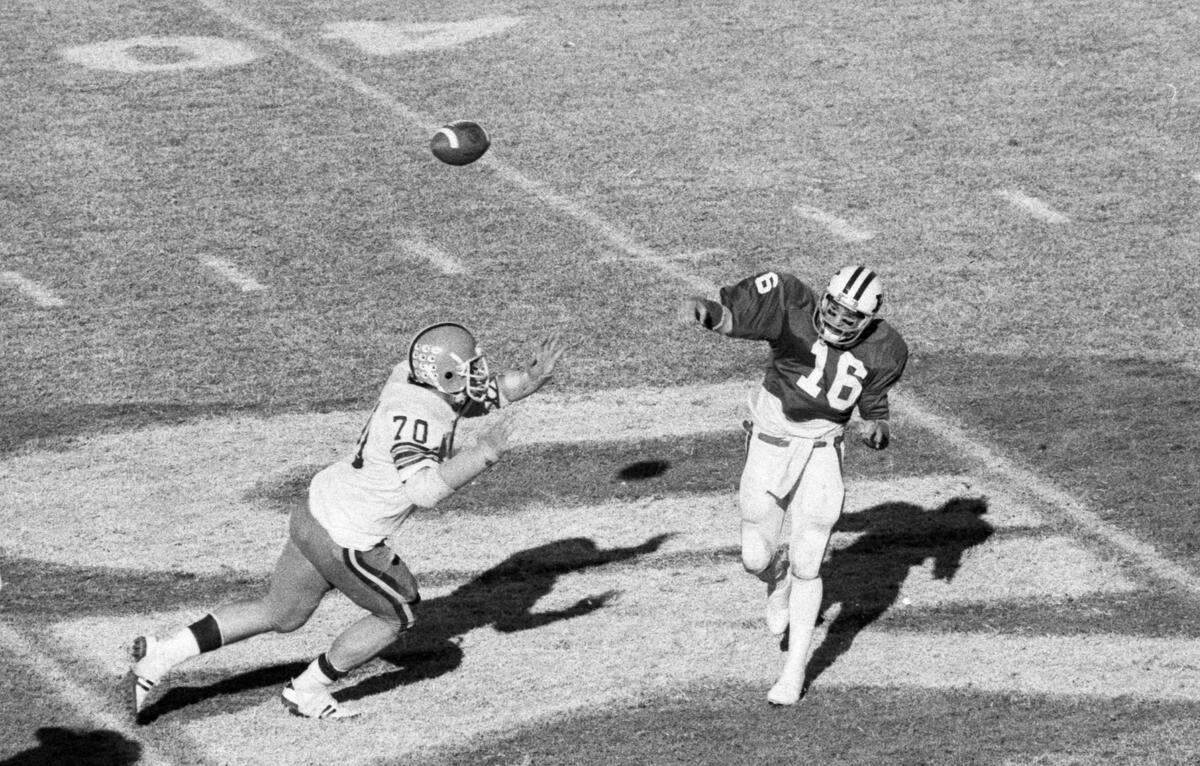 University of Kentucky quarterback Juan Portela threw downfield during the Cats’ 20-14 win over Bowling Green on Nov. 3, 1979, at Commonwealth Stadium.