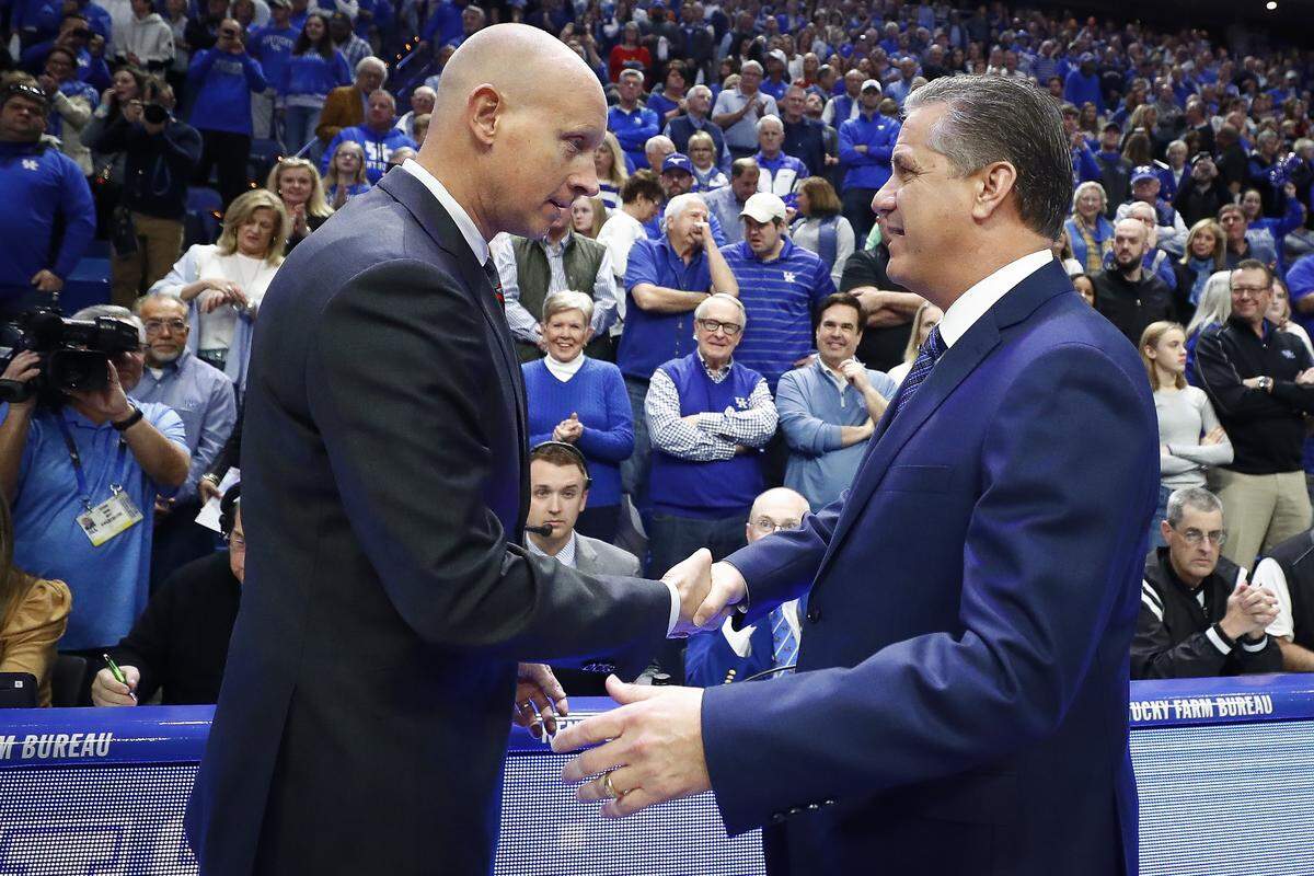 Louisville Coach Chris Mack, left, greeted Kentucky Coach John Calipari before UK’s 78-70 overtime win over the Cardinals in Rupp Arena in December.