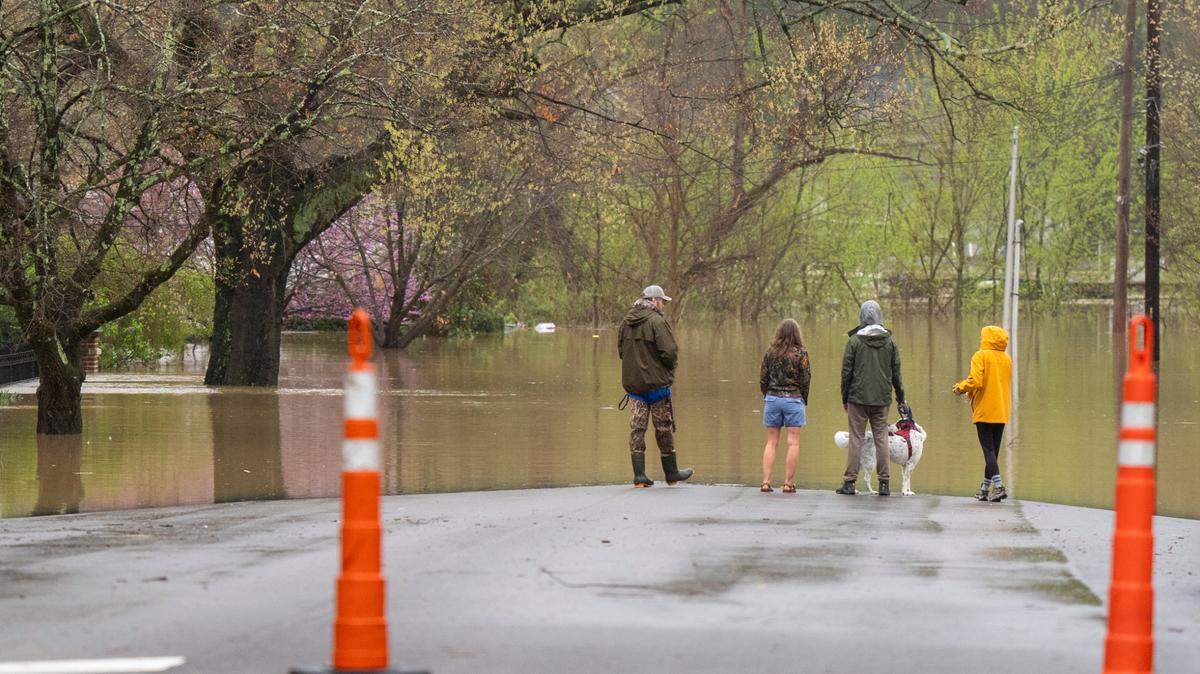 People watched the flood in downtown Frankfort, Sunday April 6, 2025 in Frankfort, Ky. Photo by Mark Mahan