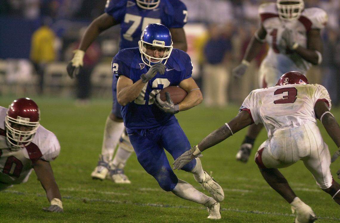 UK's Derek Abney on a run after a catch from Lorenzen  during Kentucky’s 71-63 seven-overtime loss to Arkansas on Nov. 1, 2003.