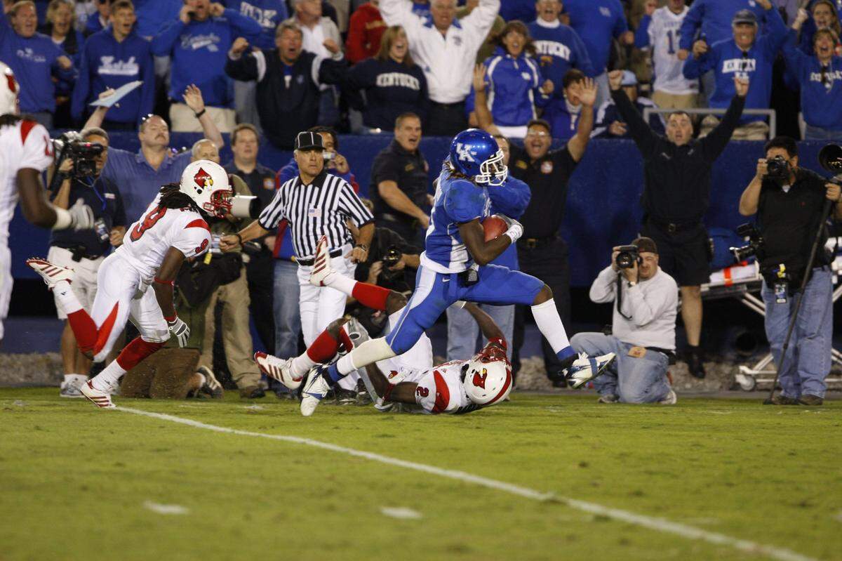 Kentucky’s Steve Johnson (13) caught a 57-yard pass from Andre Woodson with 28 seconds left in the game to give UK a 40-34 win over No. 9 Louisville in the 2007 battle for the Governor’s Cup.