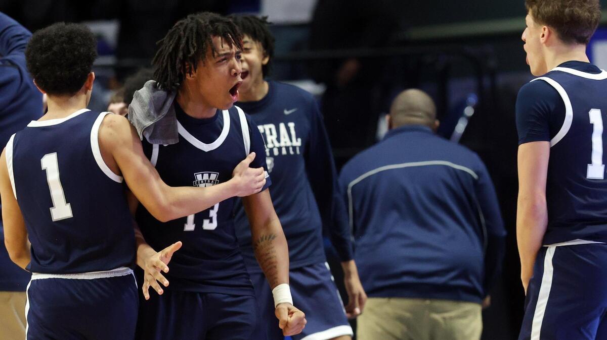 Warren Central’s Omari Glover (13) celebrates with teammates after a win in last year’s Sweet 16 state tournament.