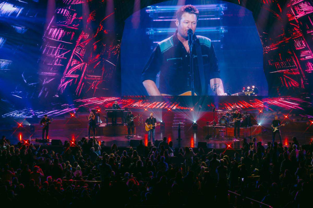 Blake Shelton previewed his new Friends & Heroes tour with a six-show run (over 11 nights) at The Colosseum at Caesar’s Palace in Las Vegas. He’ll kick it off in Lexington at Rupp Arena on Feb. 27.