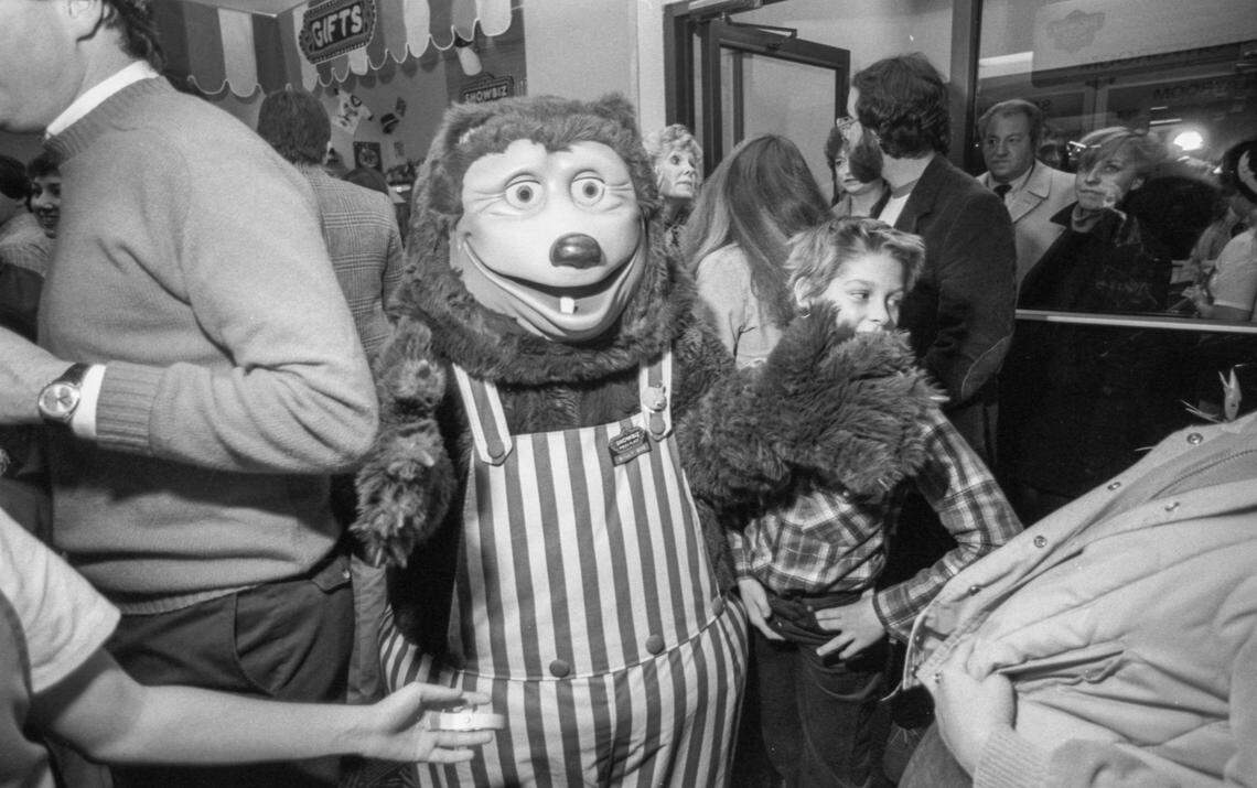 Billy Bob, the ShowBiz Pizza Place mascot greets customers near the entrance of the family pizza and entertainment restaurant, Wednesday, Jan. 4, 1984 at Woodhill Circle Plaza in Lexington, Ky. In the background is the gift shop where kids could exchange tickets won for prizes. In 1991 the restaurant was rebranded Chuck E. Cheese and in 2025 it closed. Photo by Christy Porter, Herald-Leader file photo
