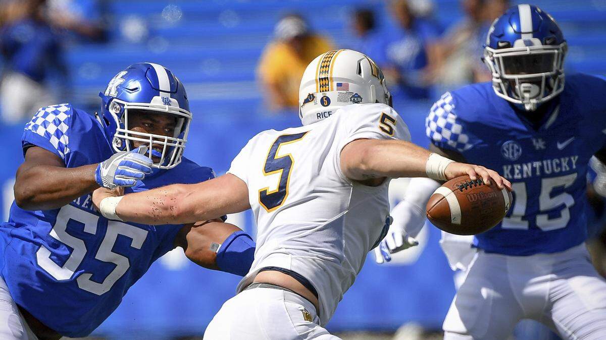 Kentucky defensive lineman Davoan Hawkins (55) and linebacker Jordan Wright (15) pressured Murray State quarterback Preston Rice in the third quarter last week when the Cats held the Racers to just 2 total yards in the period.