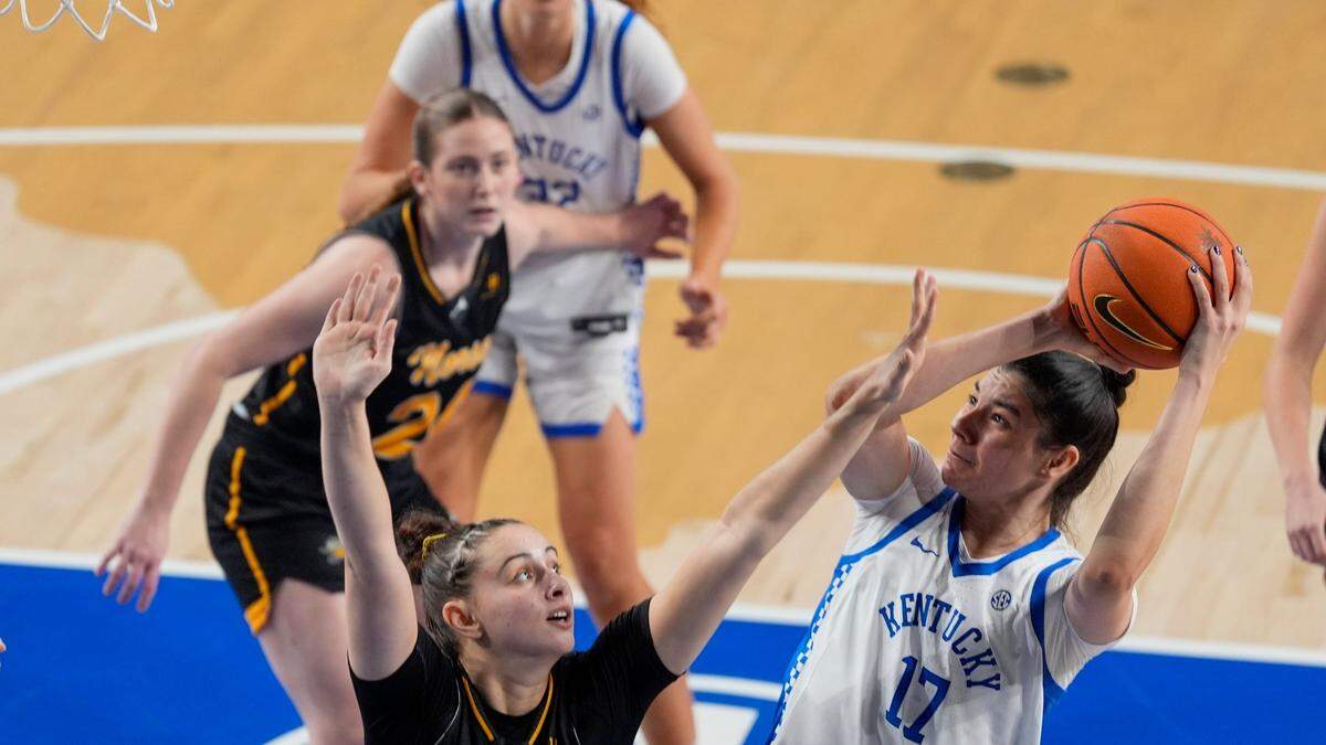 Kentucky center Clara Silva (17) led her team in scoring with 18 points and blocked shots with five in a November win against Northern Kentucky.