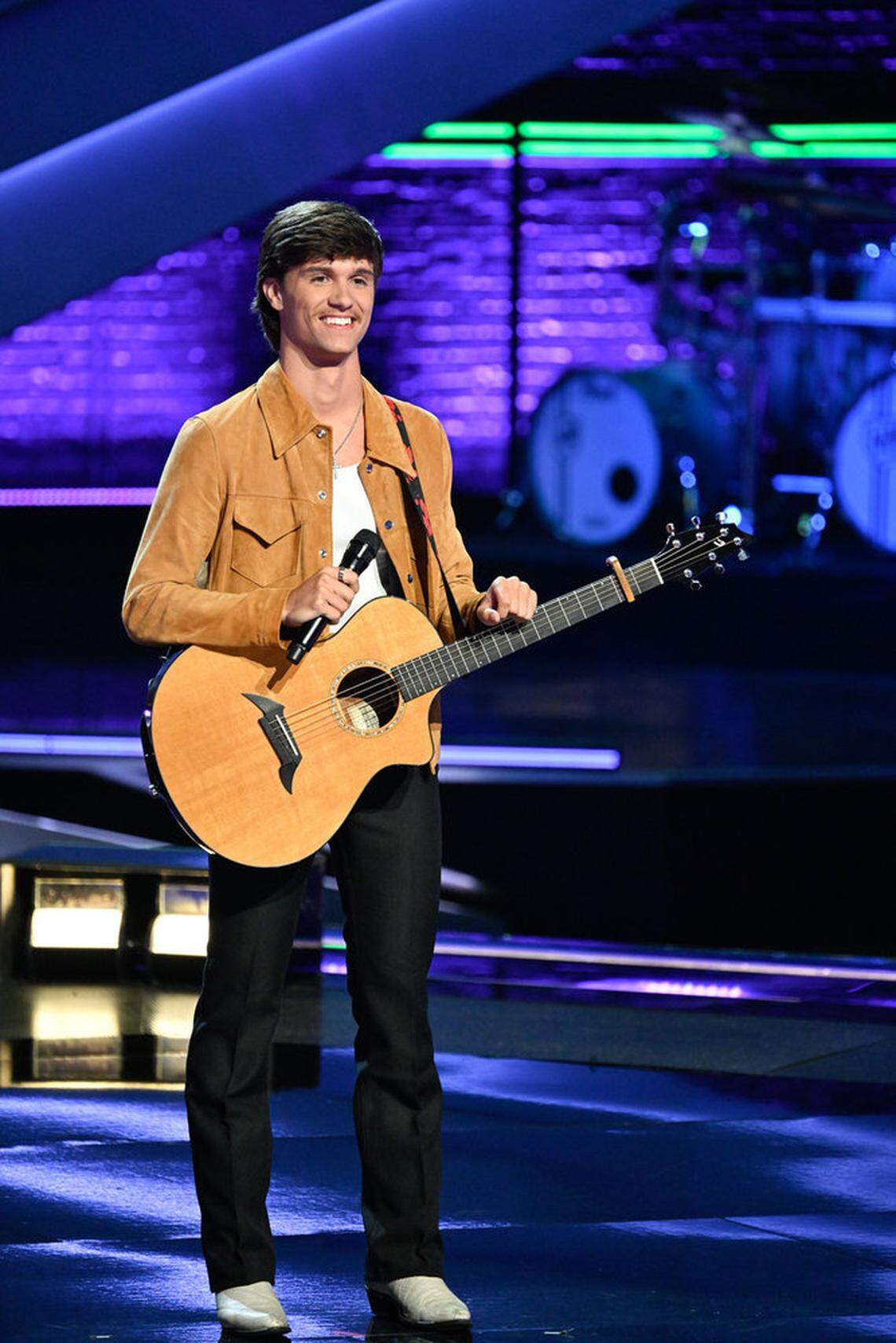 During the second part of blind auditions on the NBC show, “The Voice,” Kentucky singer Hunter Jordan sang a cover of Billy Currington’s No. 1 country hit “Let Me Down Easy,” earning him a triple chair turn. 