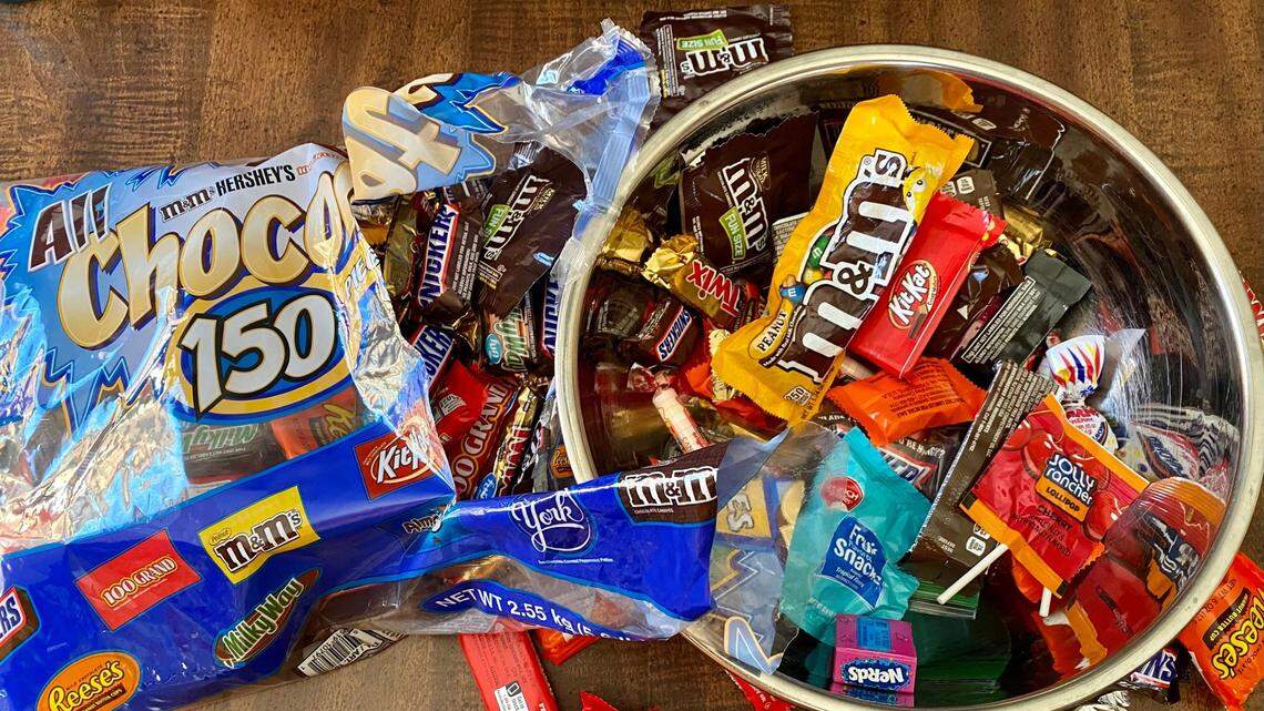 Planning to head out trick-or-treating Friday? Stay safe with these tips from the Lexington Police Department.