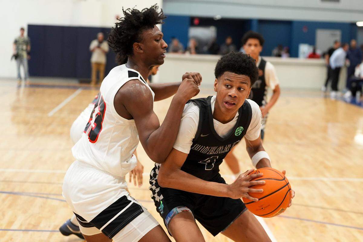 Team Durant's Babatunde Oladotun (4) drives to the basket during a game at Nike EYBL at the Memphis Sports & Events Center on Saturday, May 17, 2025.