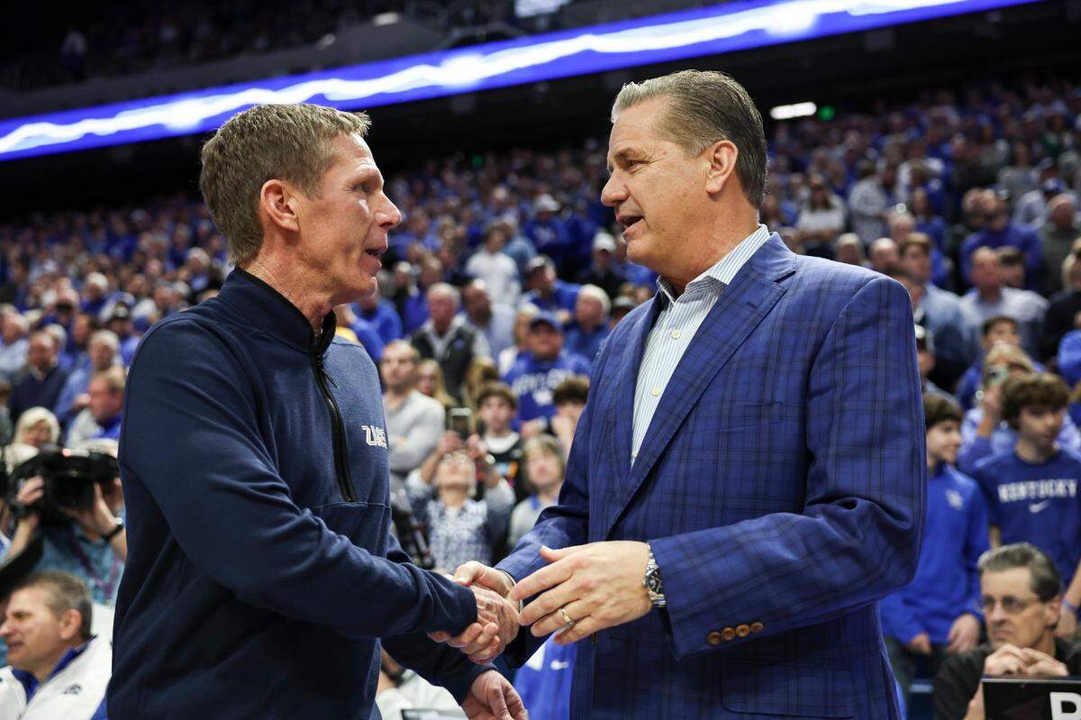 Gonzaga coach Mark Few talks with Kentucky coach John Calipari before Saturday’s game at Rupp Arena.