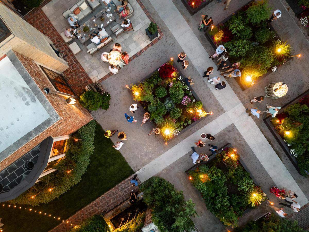 Apiary hosts Omage and other special dinner events. In warm weather diners may circulate outdoors. The venue is hidden behind walls and a gate on Jefferson Street.