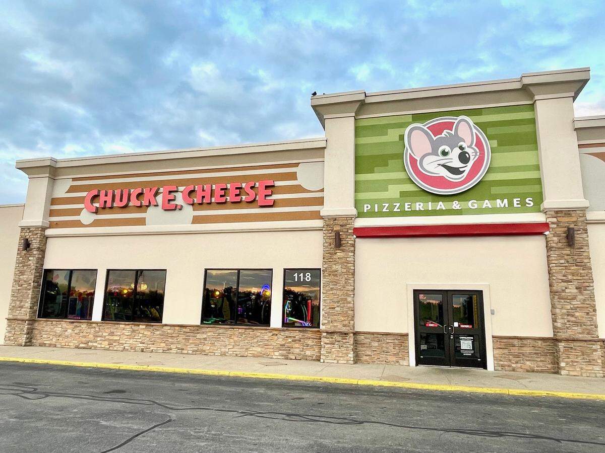 The Chuck E. Cheese restaurant in Woodhill Circle Plaza has closed after 40 years, according to a notice on the chain’s web site.