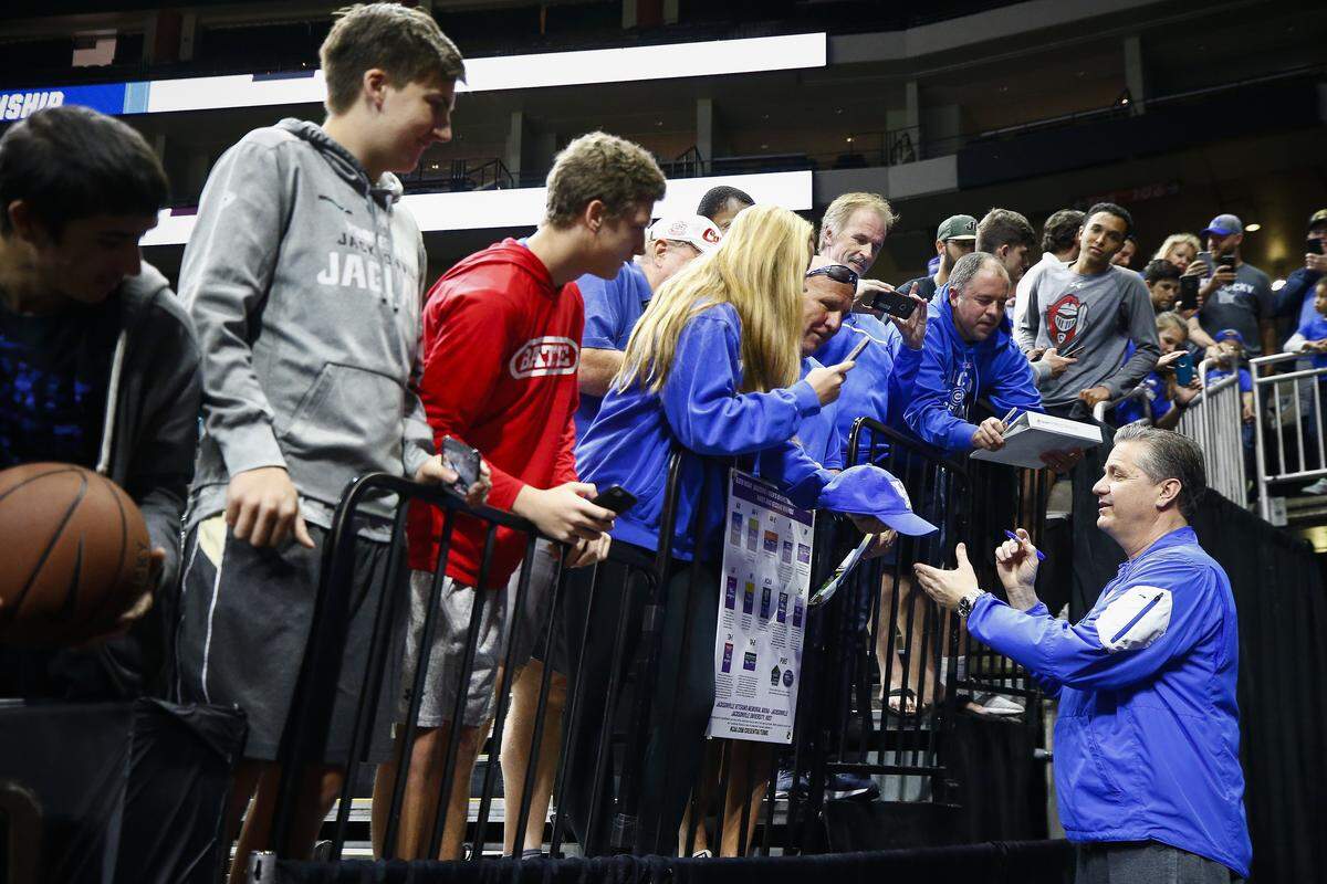 John Calipari signed autographs for fans during Kentucky’s open practice in Jacksonville, Fla., last week.