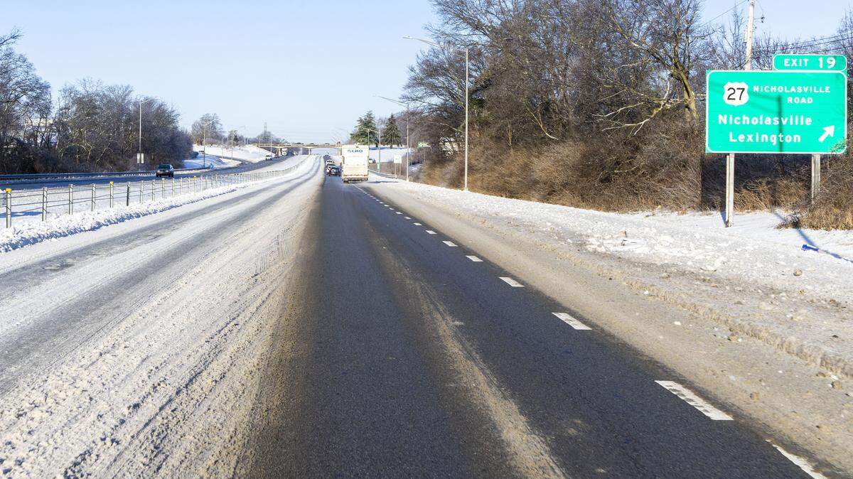 The inner loop of Lexington’s New Circle Road, near the Nicholasville Road exit, Wednesday, Jan. 28, 2026, four days after Winter Storm Fern brought heavy snowfall and ice across Lexington and Central Kentucky. On Wednesday morning, all four lanes of New Circle Road was cleared, but most traffic was using just one lane.