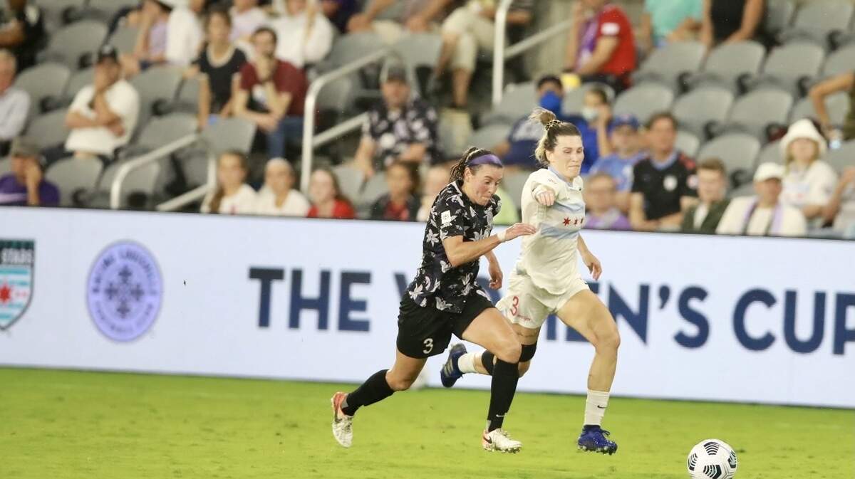 Arin Wright of the Chicago Red Stars, right, battled Racing Louisville’s Erin Simon during an NWSL match in Louisville last summer. Wright, who starred for the University of Kentucky from 2011-14 as Arin Gilliland, was playing professionally in our state for the first time. She returns Saturday leading Chicago against Washington for the league championship.