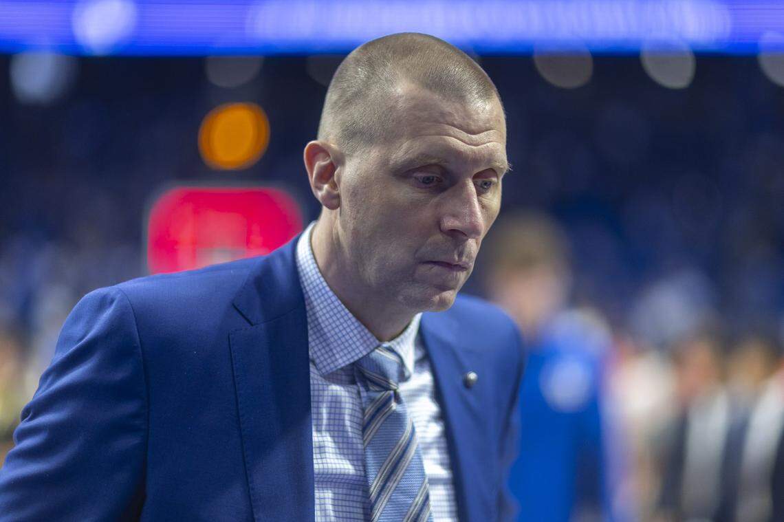 Kentucky fans have questions about the recruiting efforts of UK coach Mark Pope. 