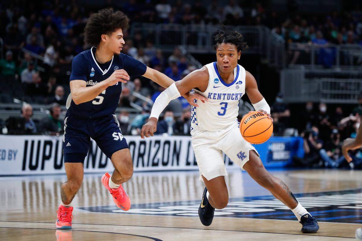 TyTy Washington dribbles the ball during Kentucky’s first-round NCAA Tournament game against Saint Peter’s on Friday, March 17, 2022, in Indianapolis.