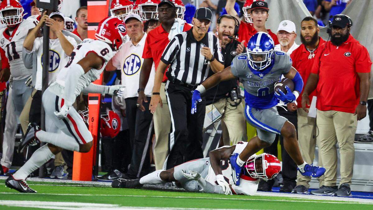 Kentucky running back Demie Sumo-Karngbaye (0) breaks the tackle of Georgia Bulldogs defensive back Malaki Starks (24) during Saturday’s game.