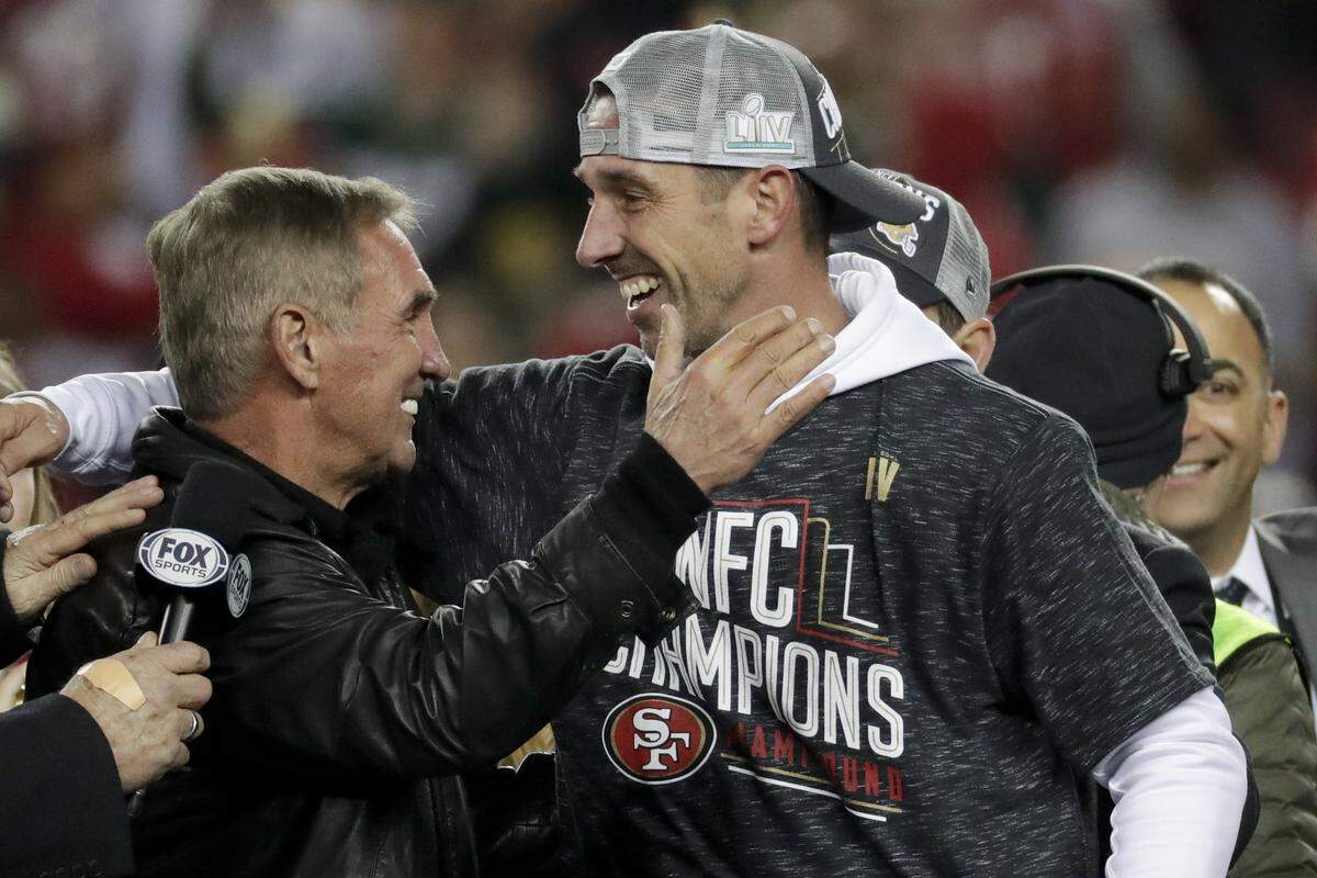 San Francisco 49ers head coach Kyle Shanahan celebrated with his dad, Mike, after the Niners beat Green Bay in last season’s NFC Championship Game.