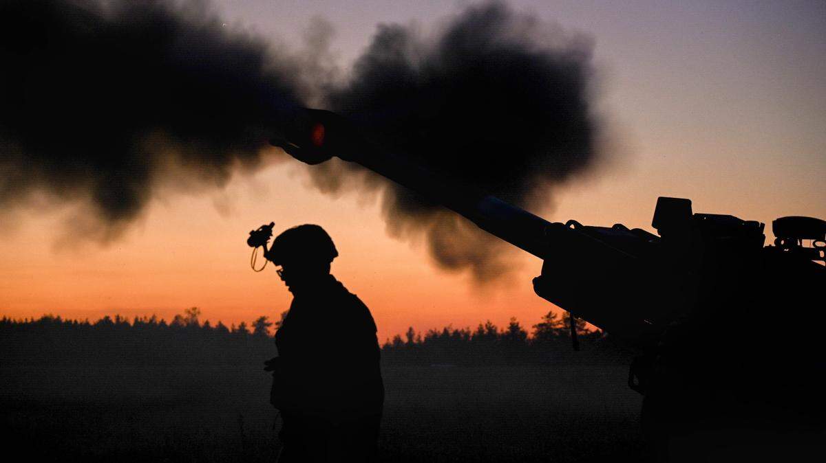 U.S. Army paratroopers assigned to Chaos Battery, 4th Battalion, 319th Airborne Field Artillery Regiment, 173rd Airborne Brigade, fire a M777 during a live fire exercise following a heavy drop airborne operation at the Grafenwoehr Training Area in Germany.