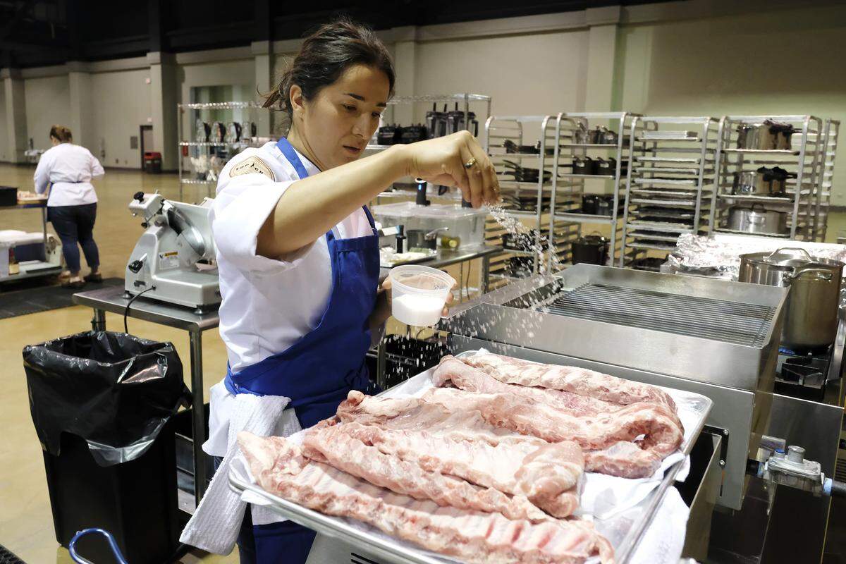 Chef Michelle Minori, who won last week’s episode, goes with ribs even though she can’t cook them the way she usually does. Big mistake.