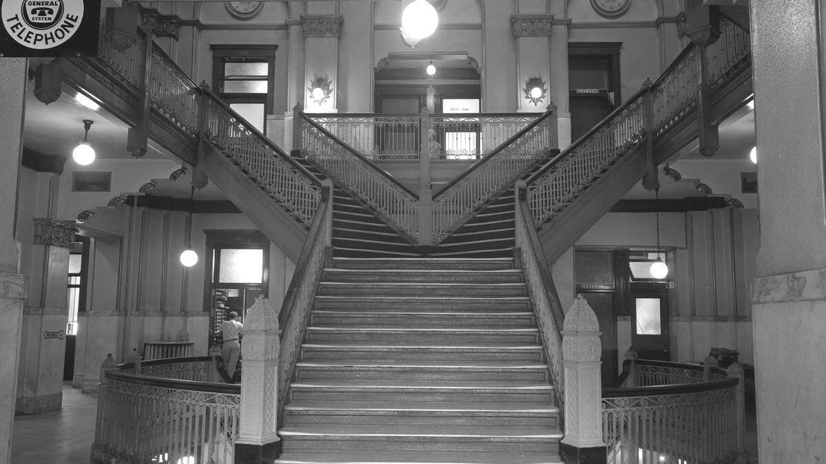 Before an extensive remodeling in 1961, the courthouse featured a Y-shaped stairwell.