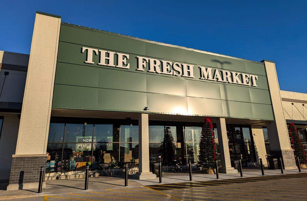 The Fresh Market, a North Carolina-based upscale grocer, is going to open a location Lexington’s Hamburg shopping center.