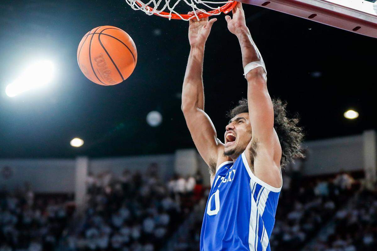 Kentucky forward Jacob Toppin dunks the ball against Mississippi State during Wednesday’s game.