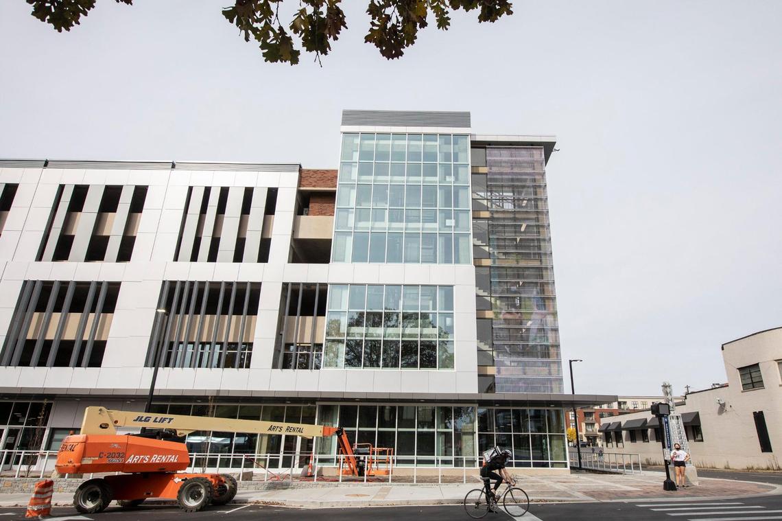 The University of Kentucky’s Cornerstone Garage and Building recently opened at 409 S. Limestone in Lexington, Ky. The building sits where Kennedy’s Bookstore used to be and includes a gaming lounge, mixed-use space and a dining hall on the first floor, and a parking garage on the above floors.