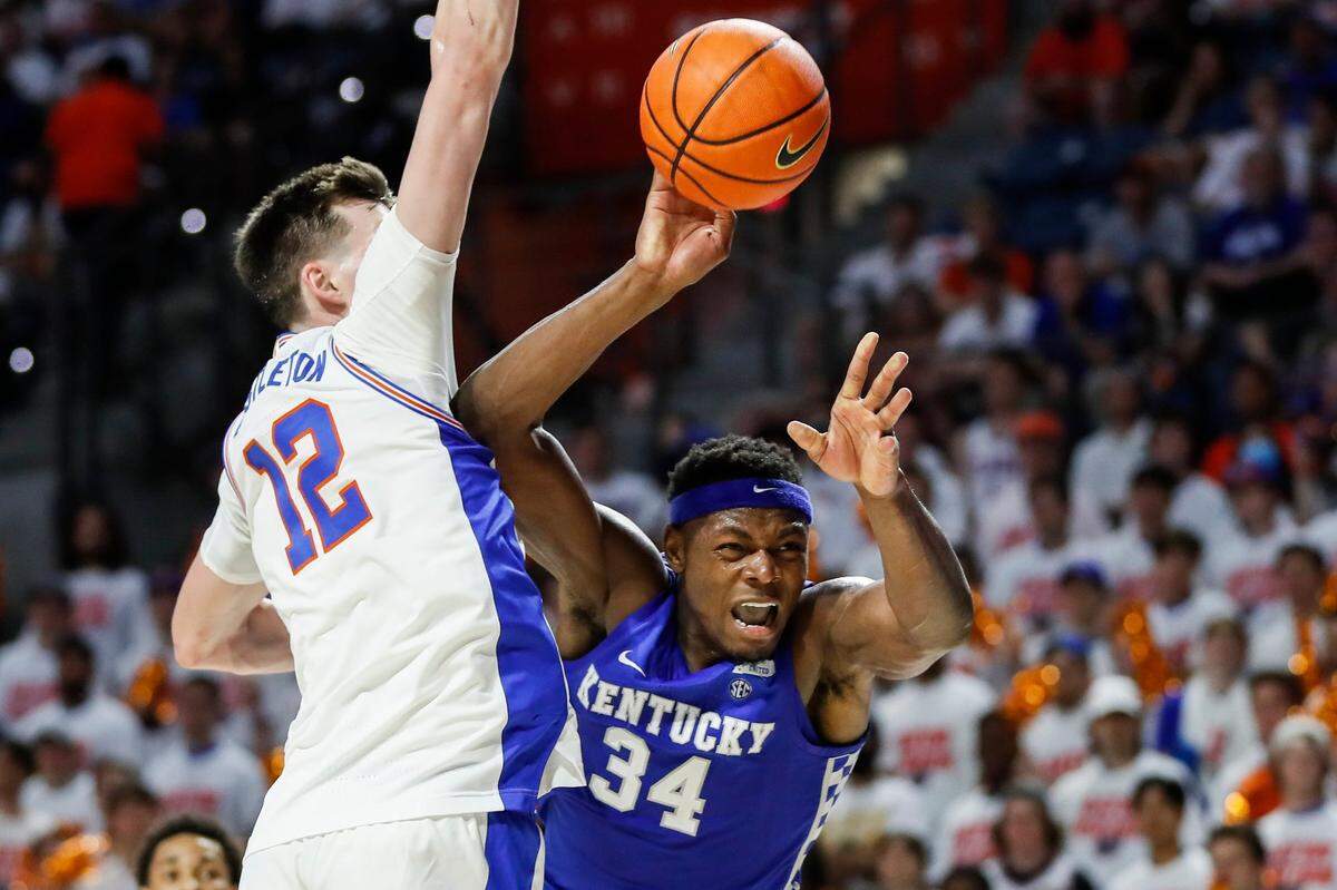 Kentucky’s Oscar Tshiebwe (34) scored 27 points and grabbed 14 rebounds in Saturday’s win at Florida. He also had three steals and two blocked shots.