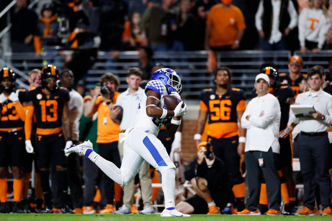 Kentucky tight end Jordan Dingle (85) caught a pass for a first down against Tennessee at Neyland Stadium in 2022. A Bowling Green High School product, Dingle has caught a combined eight passes vs. UT in the past two seasons.