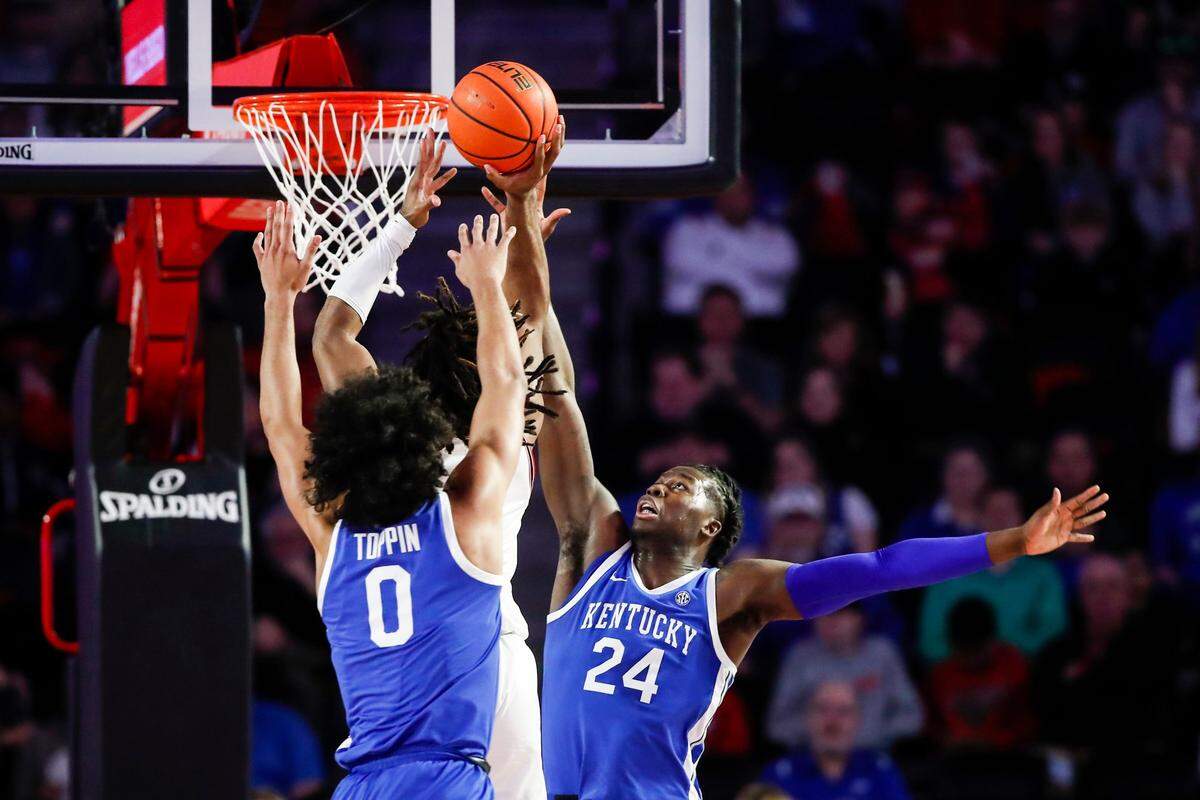 Kentucky’s Chris Livingston (24) and Jacob Toppin (0) try to block a shot against Georgia during Saturday’s game at Stegeman Coliseum in Athens, Ga.