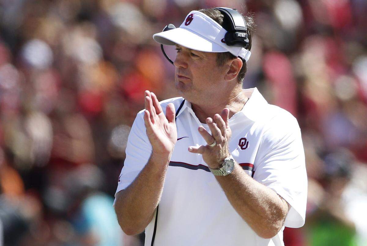 Bob Stoops, older brother of Kentucky football head man Mark Stoops, coached Oklahoma to the college football national championship for the 2000 season.