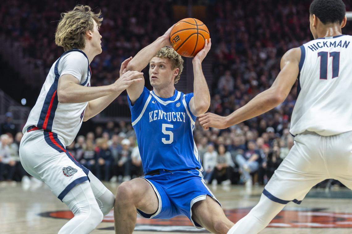 Kentucky’s Collin Chandler (5) operates between Gonzaga’s Dusty Stromer (4) and Nolan Hickman (11) in Seattle on Saturday night.