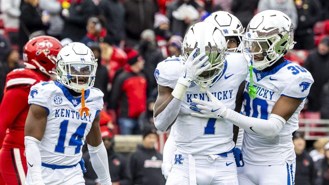 Kentucky defensive back Grant Grayton (30) consoles linebacker Daveren Rayner (7) after Rayner dropped what could have been an interception against Louisville.