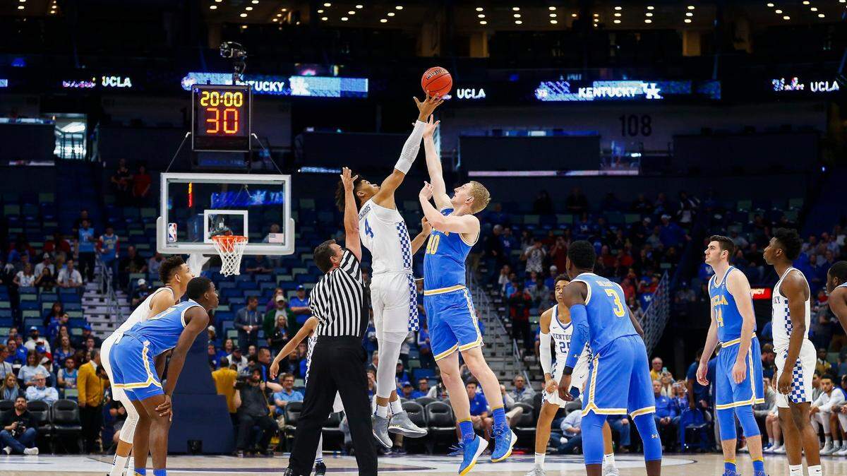 Kentucky’s Nick Richards, left, and UCLA’s Thomas Welsh jumped for the ball at the tip-off during the CBS Sports Classic at the Smoothie King Center in New Orleans on Dec. 23, 2017.