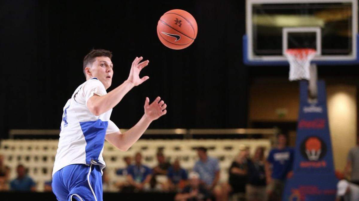 Tyler Herro, an incoming freshman, took part in Kentucky’s open practice Tuesday in the Bahamas.