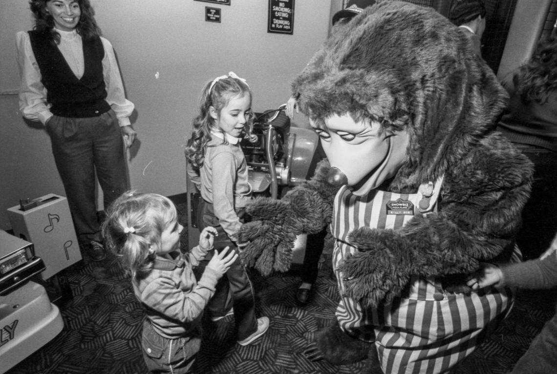 Billy Bob, the ShowBiz Pizza Place mascot bear entertains kids during, Wednesday, Jan. 4, 1984 at Woodhill Circle Plaza in Lexington, Ky. There were three main areas of the family pizza restaurant. Shown here was the barnyard, which featured special kiddie rides such as spaceships, airplanes and rockets. Note the sign on the wall says no smoking in the play area. In 1991 the restaurant was rebranded Chuck E. Cheese and in 2025 it closed. Photo by Christy Porter, Herald-Leader file photo