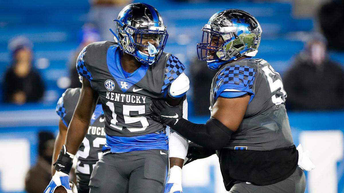 Jordan Wright came up with a fumble recovery in the first quarter of Kentucky’s game against South Carolina at Kroger Field.