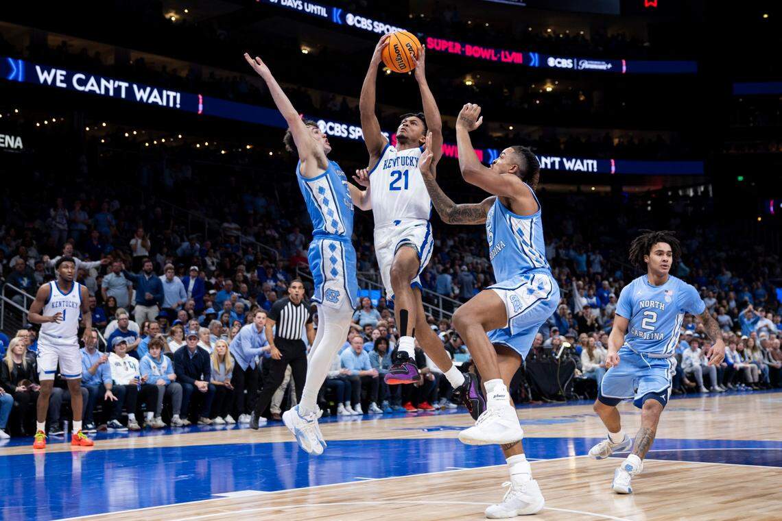 Kentucky freshman D.J. Wagner (21) drives to the basket against North Carolina's Armando Bacot during the CBS Sports Classic.
