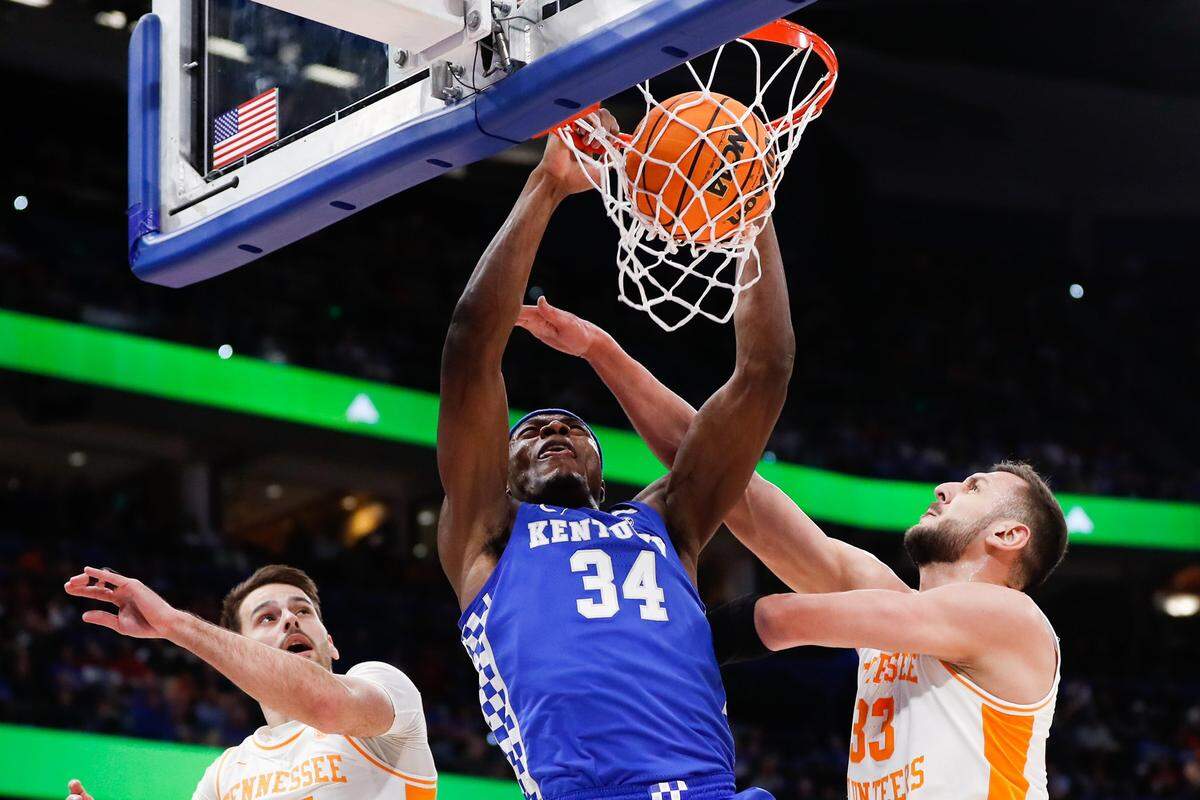 Kentucky’s Oscar Tshiebwe dunks early in the game against Tennessee in the SEC Tournament semifinals in Tampa, Fla., on Saturday, March 12, 2022.