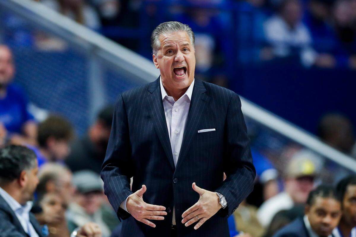 Kentucky head coach John Calipari calls to his players during the season-opening game against New Mexico State at Rupp Arena.