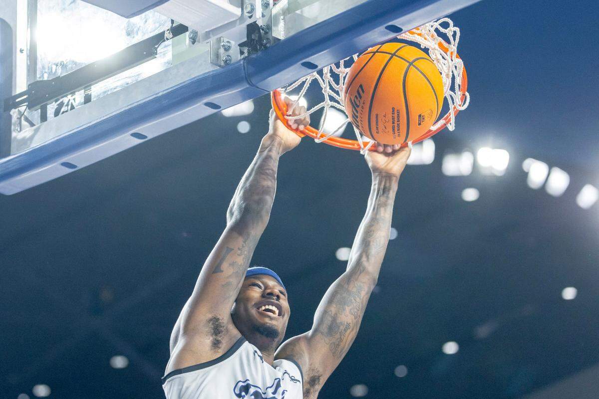 Archie Goodwin started Friday night’s game and led La Familia with 19 points in 22 minutes.