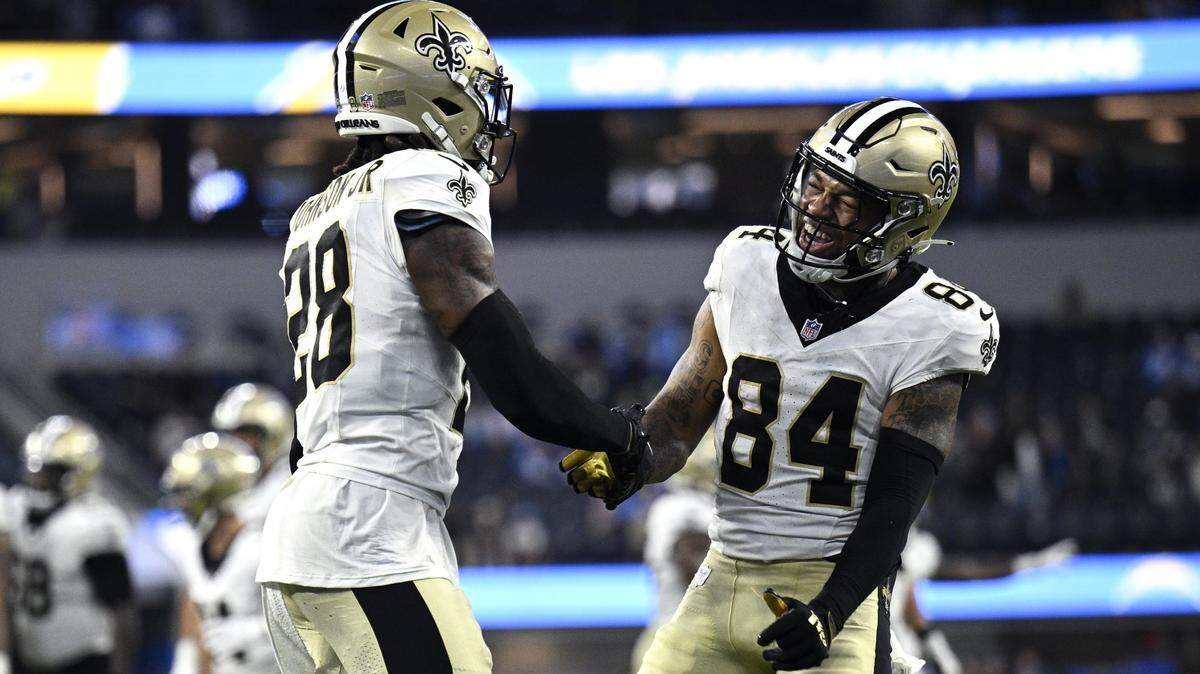 Saints cornerback Lonnie Johnson Jr. (28) is congratulated by wide receiver Lynn Bowden (84) after an interception against the Chargers on Sunday.