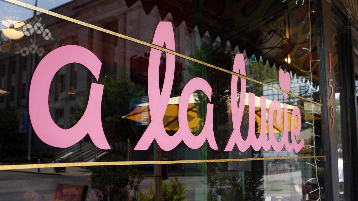 A la Lucie has long been favored for its offbeat décor and its fun atmosphere.